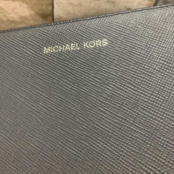 Auth. Michael Kors leather LG phone/card wristlet - Picture 12 of 13